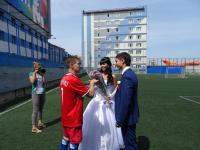 Не все участники матча знали о бракосочетании, однако, Игорь Шевченко - руководитель Рашбола уже там на месте сбегал за цветами и поздравил лично